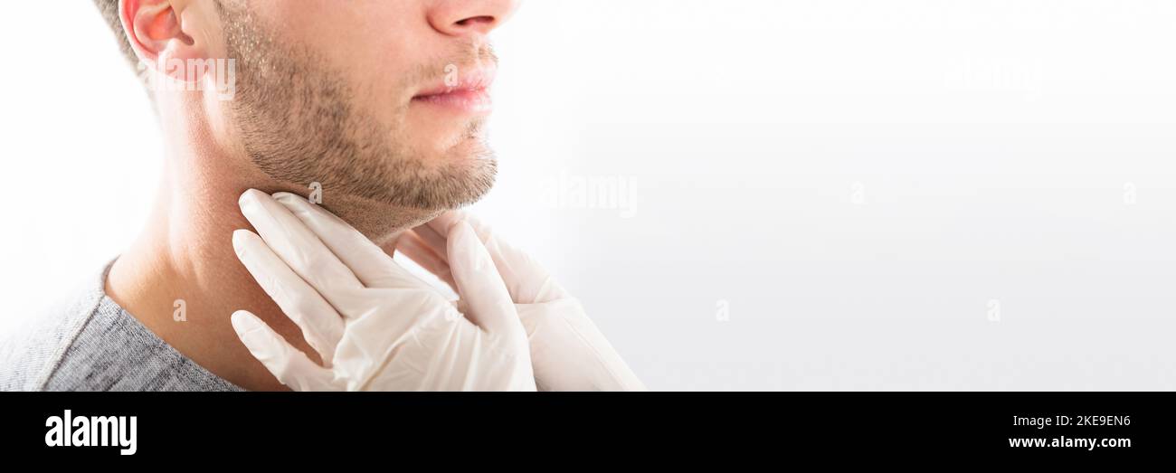 Médecin examinant la thyroïde cou mâle. Examen de cancer médullaire Banque D'Images