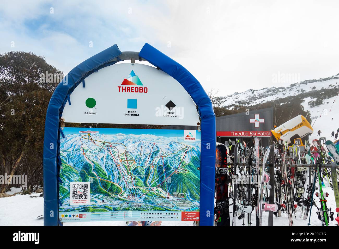 Station de ski de Thredbo, située dans le parc national de Kosciuszko, dans les Snowy Mountains de Nouvelle-Galles du Sud, en Nouvelle-Galles du Sud, en Australie. Skis empilés sur le porte-vêtements. 11/7/22 Banque D'Images