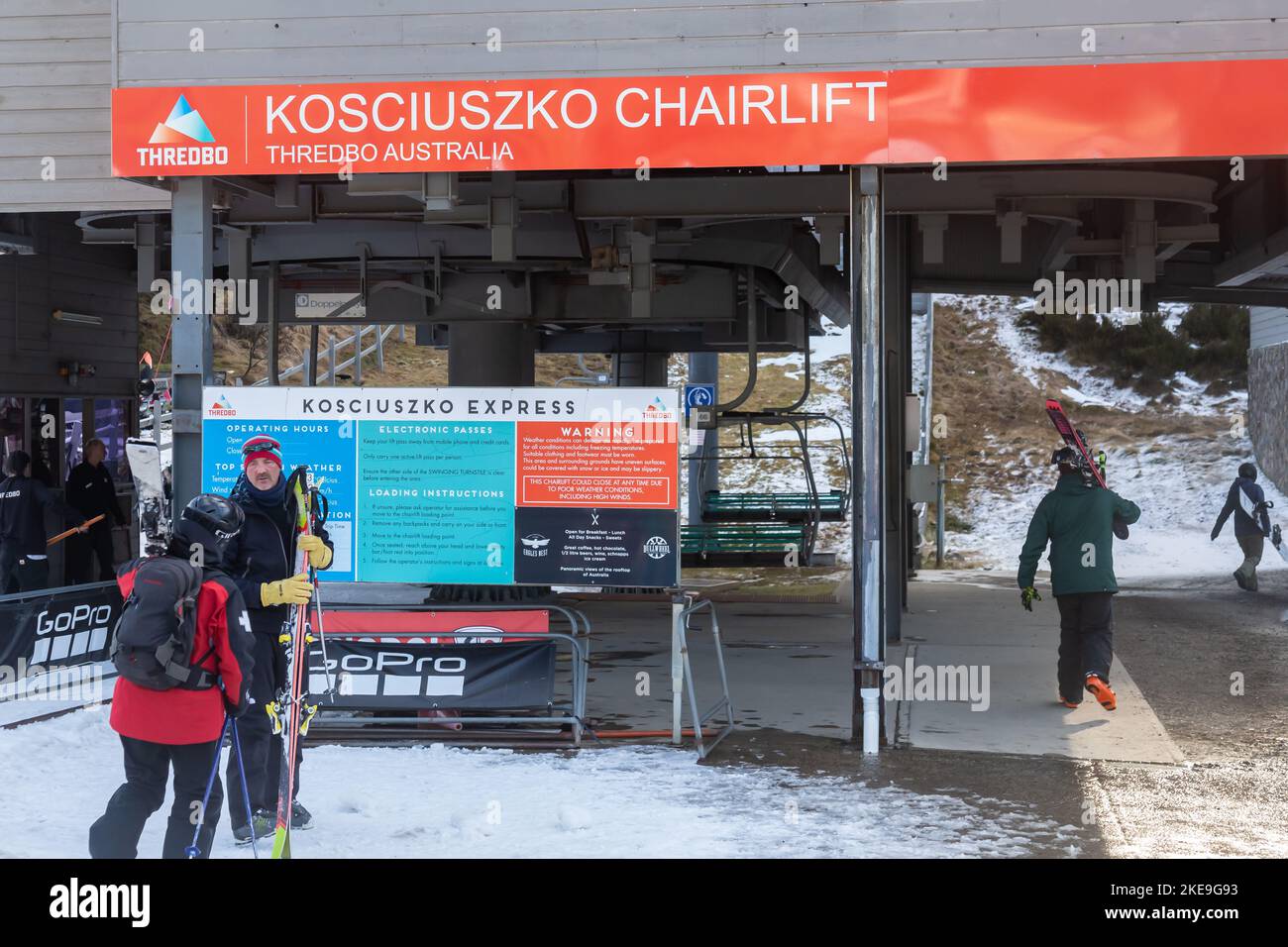 La station de ski de Thredbo est située dans le parc national de Kosciuszko, dans les Snowy Mountains de Nouvelle-Galles du Sud, en Nouvelle-Galles du Sud, en Australie. Télésiège Kosciuszko entrée, 11/7/22 Banque D'Images