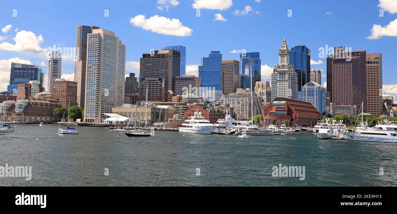 Vue sur Boston et port avec bateaux et océan Atlantique au premier plan, USA Banque D'Images