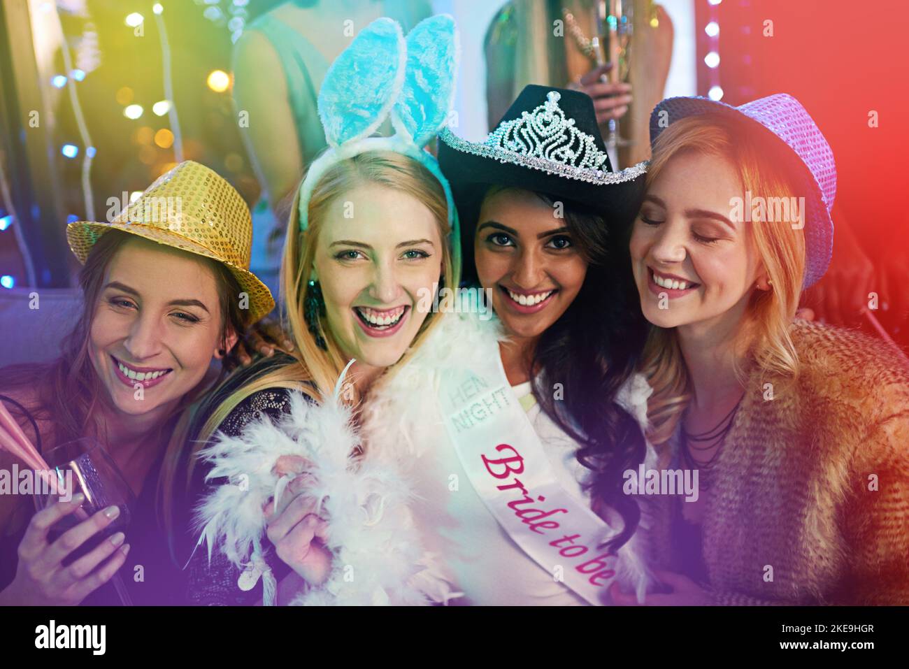 Devinez ce qui se Marie. Portrait d'un groupe de jeunes femmes ayant une fête de Bachelorette dans une boîte de nuit. Banque D'Images