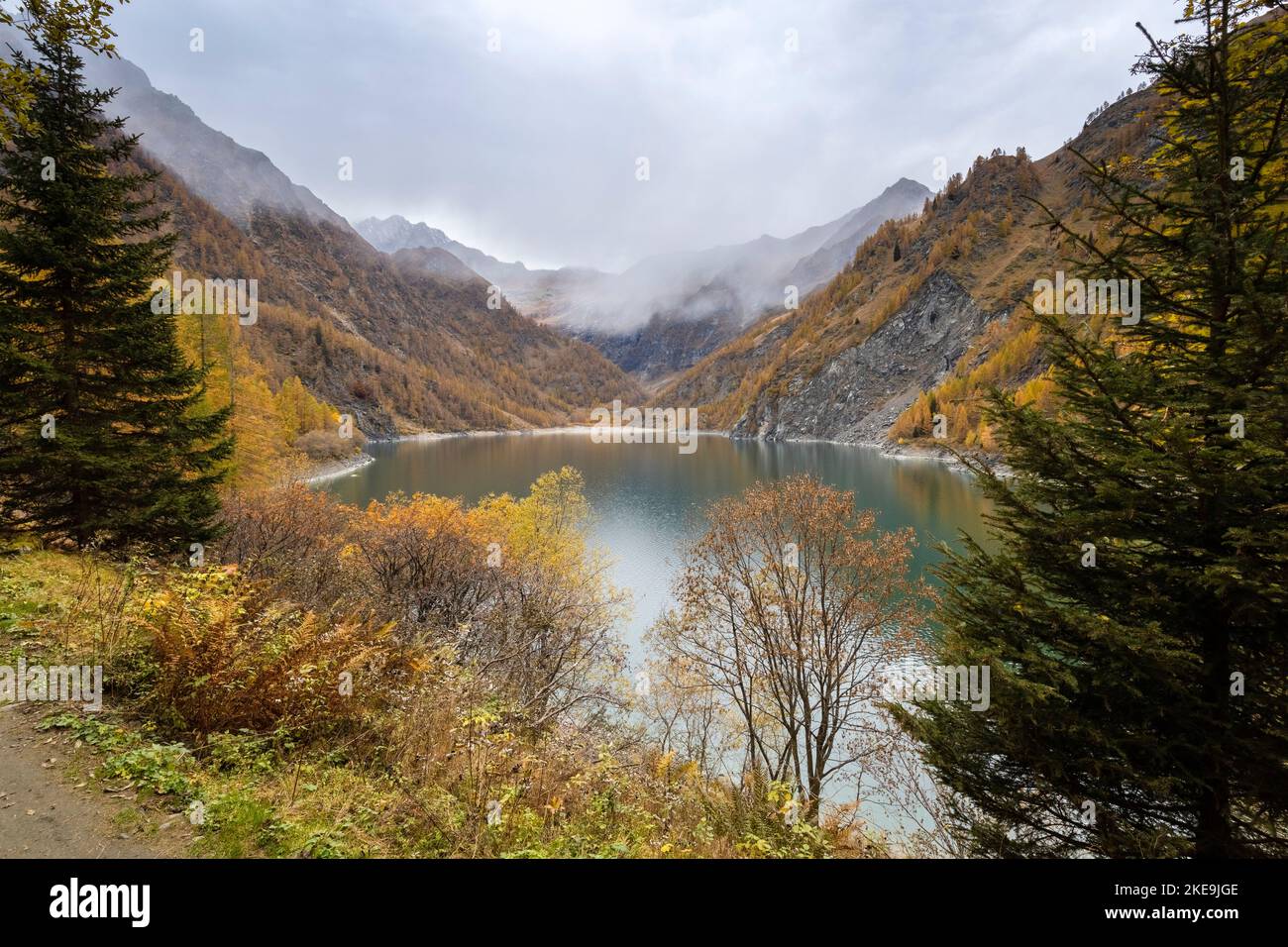 Vue sur le Lago dei Cavalli avec le Pizzo d'Andolla en automne. Alpe Cheggio, Vallée d'Antrona, Piémont, Verbano Cusio Ossola, Italie. Banque D'Images