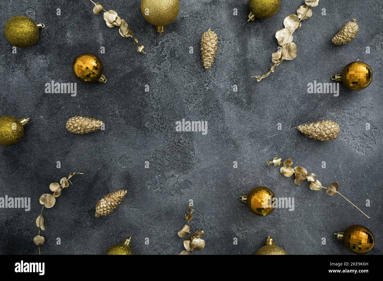 Cadre des fêtes avec décoration de Noël dorée sur fond sombre. Fêtes d'hiver. Flat lay, vue de dessus Banque D'Images