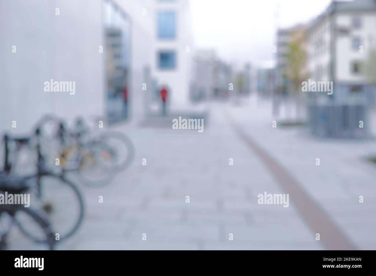 Prêt à rouler. Cliché flou d'une bicyclette à un porte-vélo dans une ville. Banque D'Images