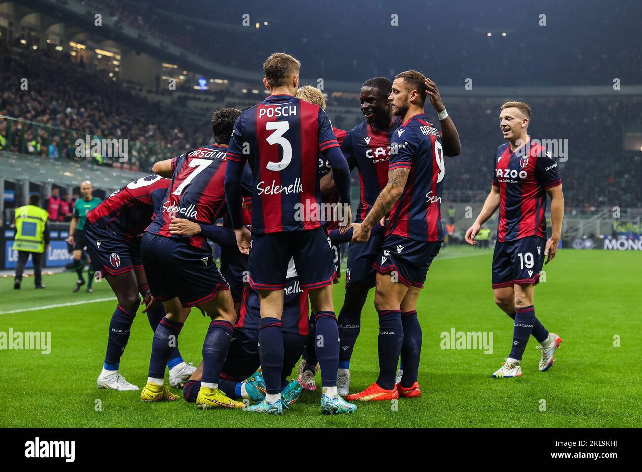 Charalampos Lykogiannis du FC de Bologne fête avec ses coéquipiers après avoir marquant un but lors d'un match de football de Serie 2022/23 entre le FC Internaziona Banque D'Images