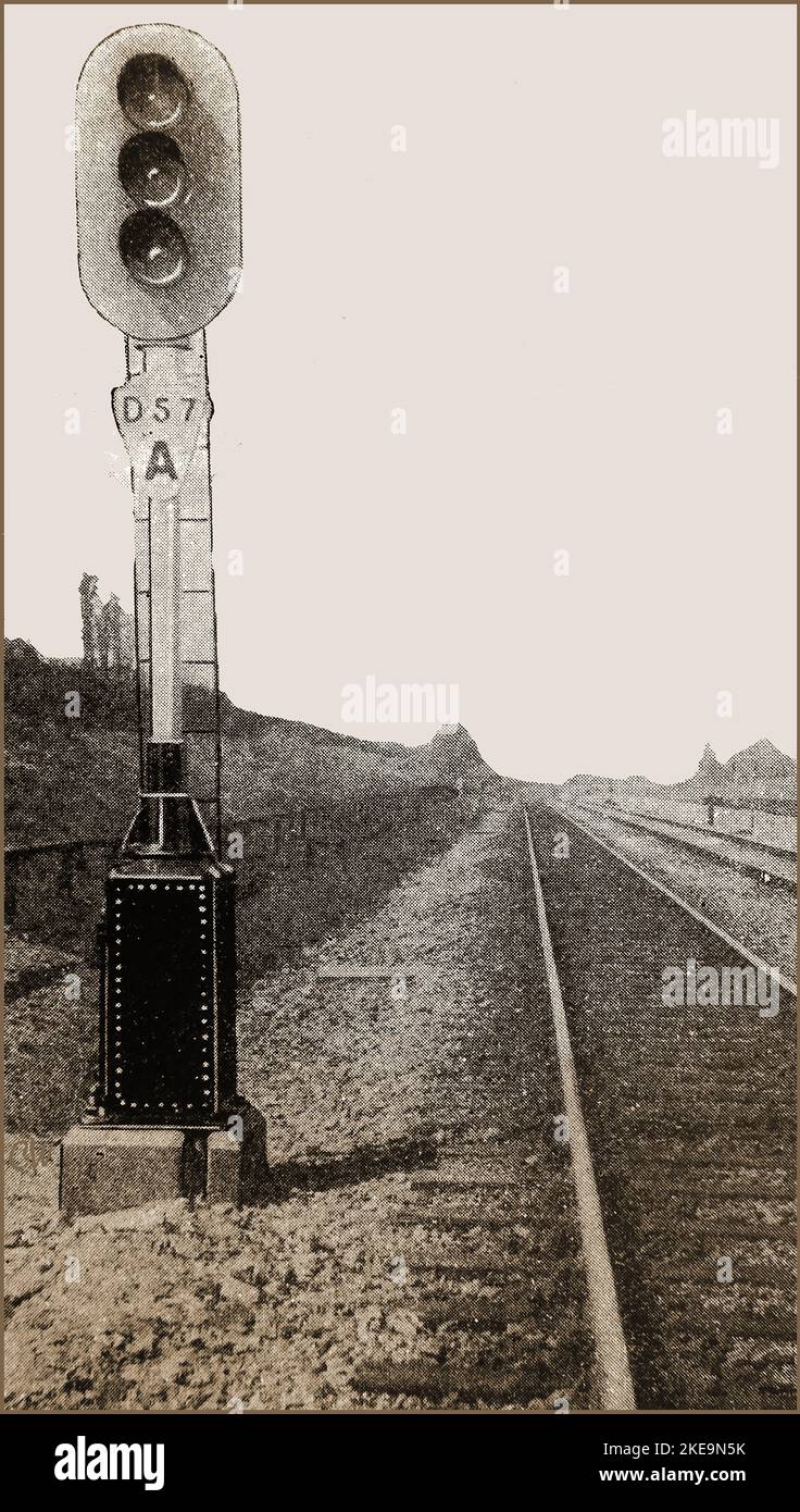 années 1930 . A (puis ) nouveau jour et nuit UK trois aspect électrique 'Searchlight ' signal de chemin de fer avec cagoule lights.jp.jpg - 2 Banque D'Images