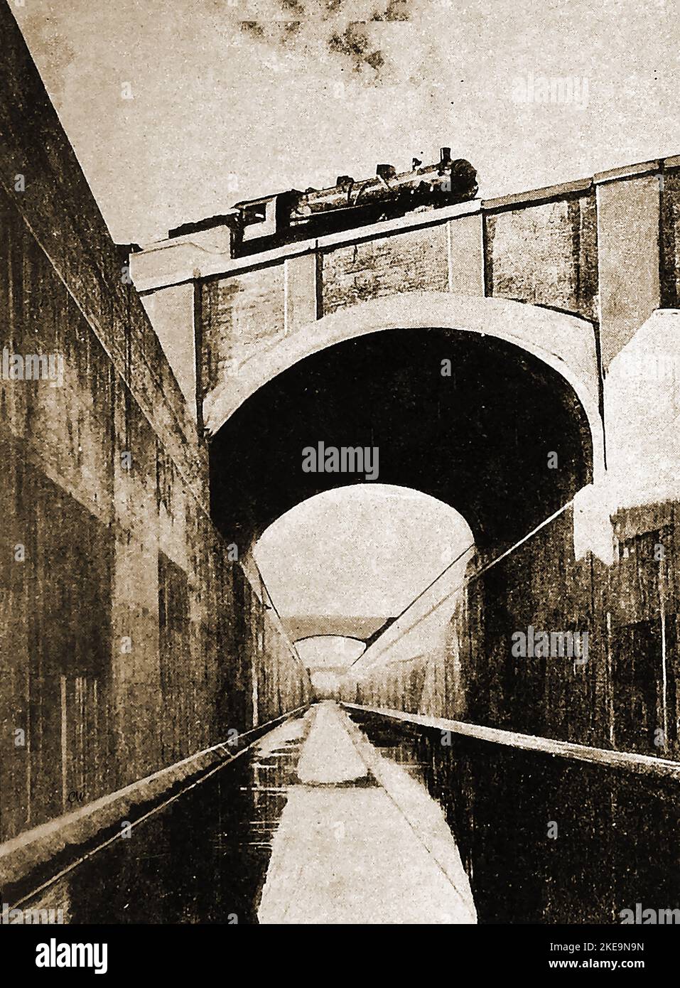 Vers les années 1930 - Canal de Suez - pont photographique au-dessus du canal menant à la rivière Niagara jusqu'à la Queenston Power station.jp.jpg - 2KE9N9N Banque D'Images