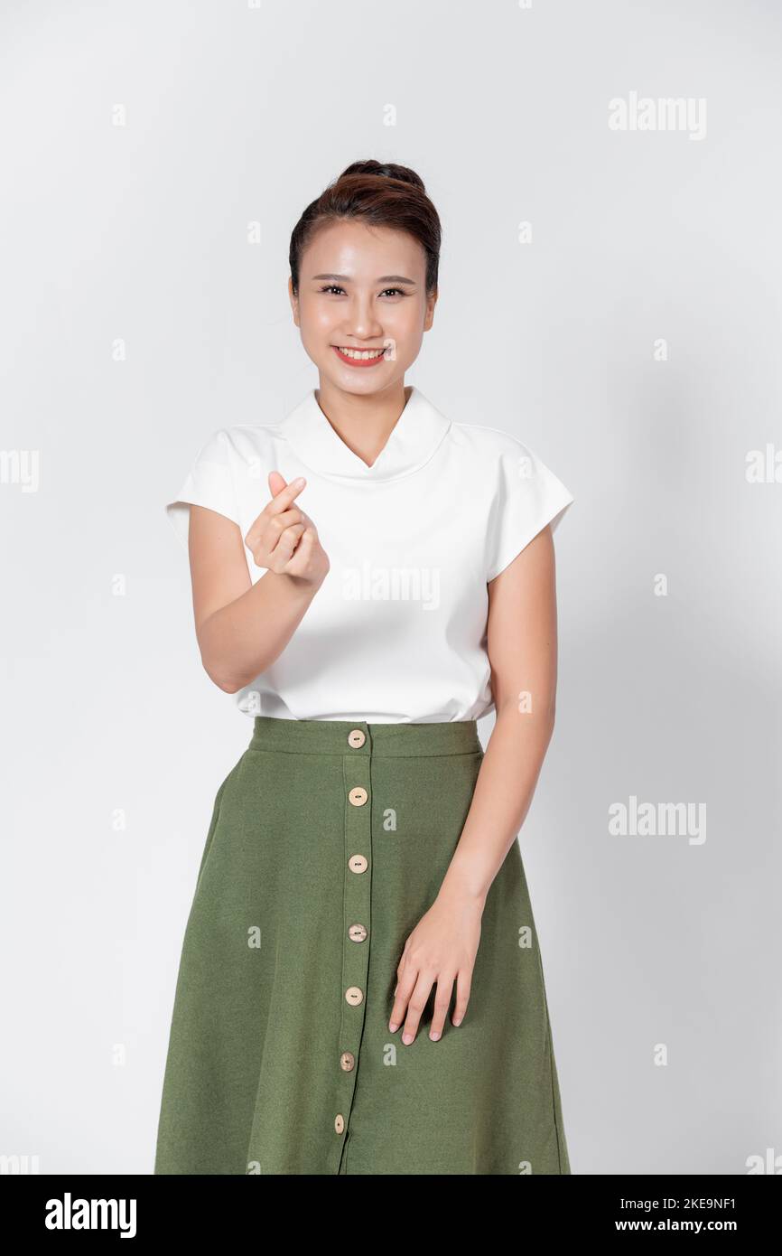 Jeune femme asiatique montrant le coeur coréen geste avec les doigts et sourire, exprimer l'amour sympathie et l'admiration Banque D'Images
