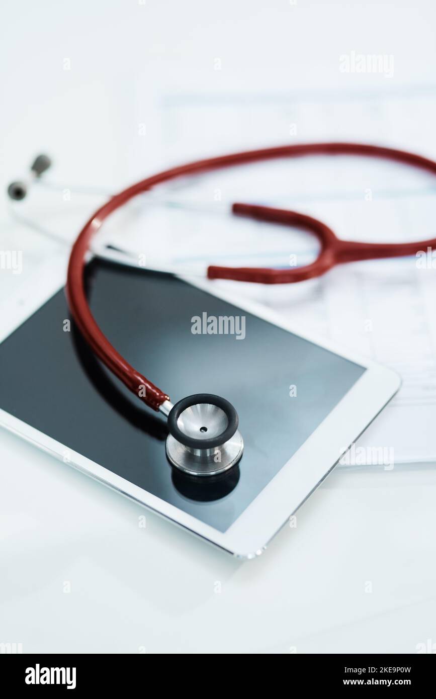 Un stéthoscope et une tablette numérique posés sur une table sont enregistrés pour tous les médecins. Banque D'Images