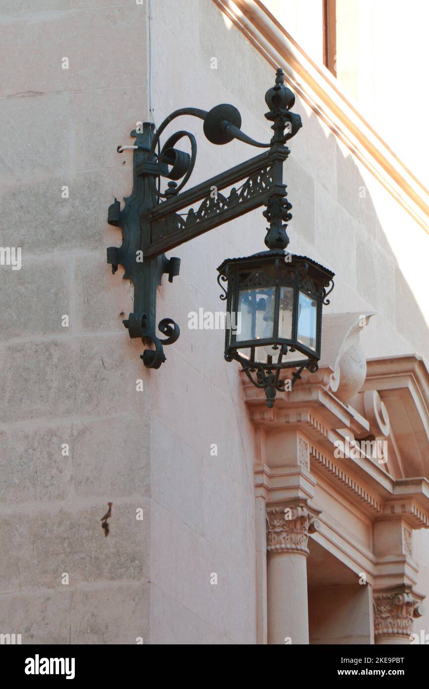 Lampe en fer forgé dans la vieille ville d'Alcudia Espagne Banque D'Images