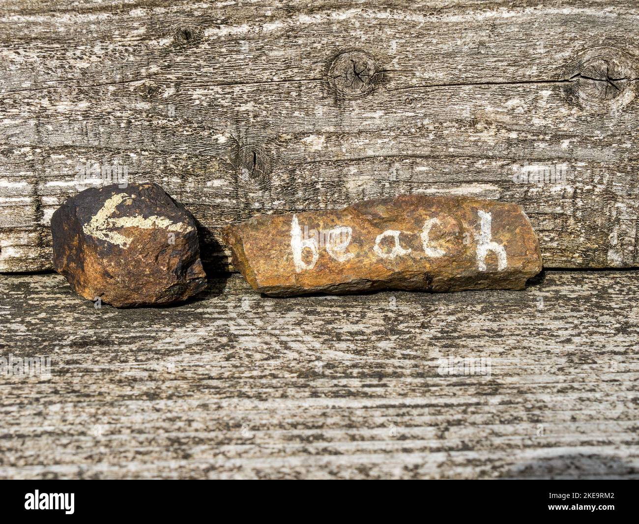 Rustiques directions à la plage signe fait de pierres peintes et de bois abîmé, Camas Daraich, point de Sleat, île de Skye, Écosse, ROYAUME-UNI Banque D'Images