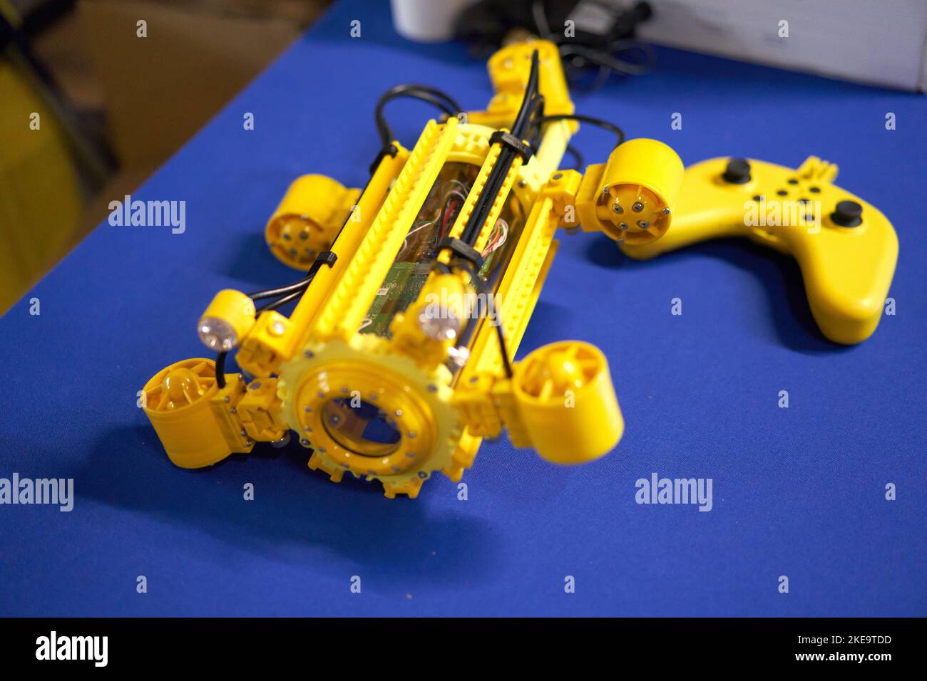 Aquarobot jaune programmable pour les classes de robotique des enfants sur fond bleu. Copier l'espace . Banque D'Images