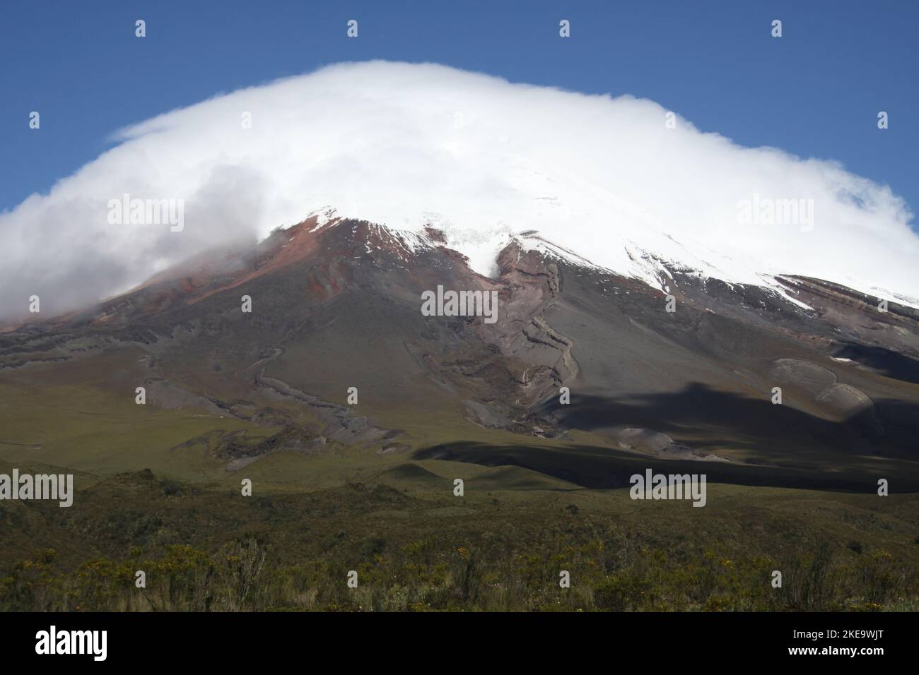 Cotopaxi est un stratovolcan actif dans les Andes, situé dans la ville de Latacunga dans la province de Cotopaxi, à environ 50 km (31 mi) au sud de Quito, et 31 Banque D'Images