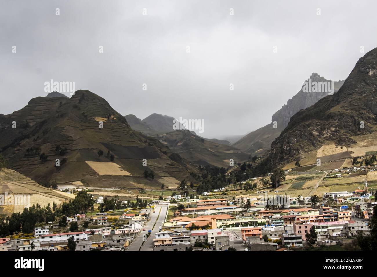 Latacunga est une ville de plateau de l'Équateur, capitale de la province de Cotopaxi, à 89 km (55 mi) au sud de Quito, près de la confluence des Alaquez et Cutuchi Banque D'Images