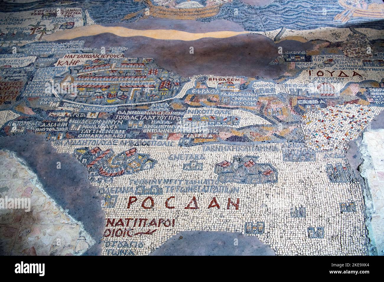 Célèbre 6th siècle plus ancienne carte en mosaïque connue de la Palestine, y compris l'église Saint-Georges de Jérusalem Madaba Jordanie Banque D'Images
