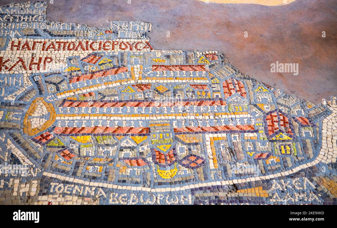 Gros plan de Jérusalem 6th siècle la plus ancienne carte en mosaïque connue du plancher palestinien Église Saint-Georges Madaba Jordanie Banque D'Images