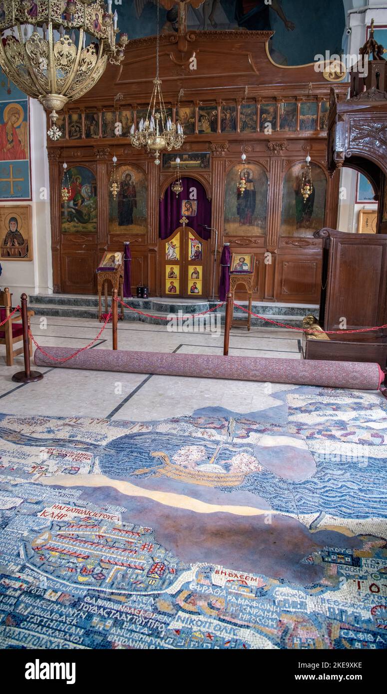 Intérieur de l'église Saint-Georges avec la célèbre carte en mosaïque du 6th siècle de la Palestine Église Saint-Georges Madaba Jordanie Banque D'Images