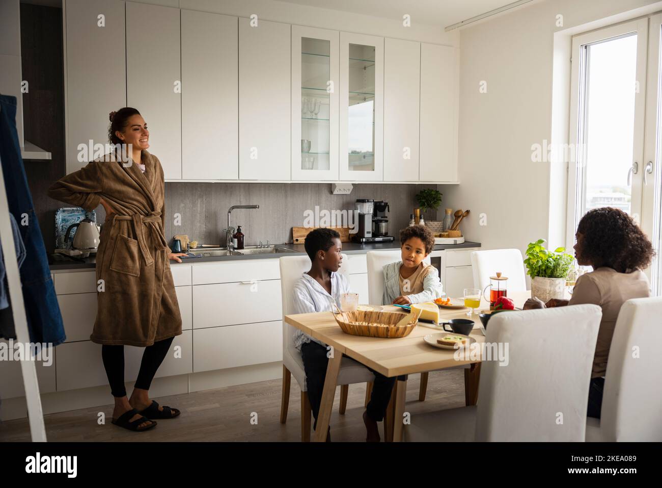 Le petit-déjeuner à l'accueil de la famille Banque D'Images