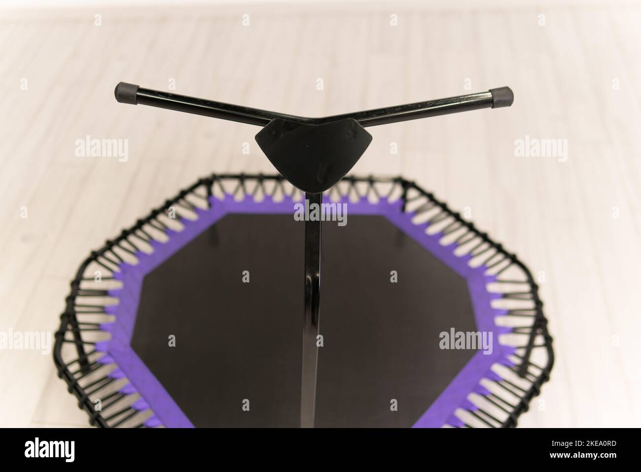 saut petit trampoline loisir croissance fitness jeu blanc cyan violet petit espace vide Banque D'Images