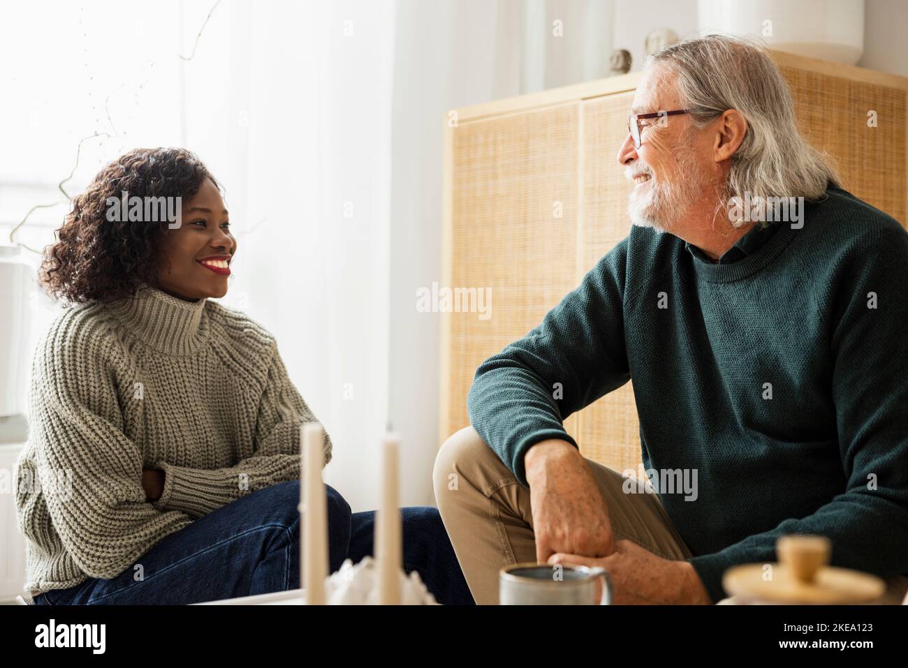 Homme et femme parlant à la maison Banque D'Images
