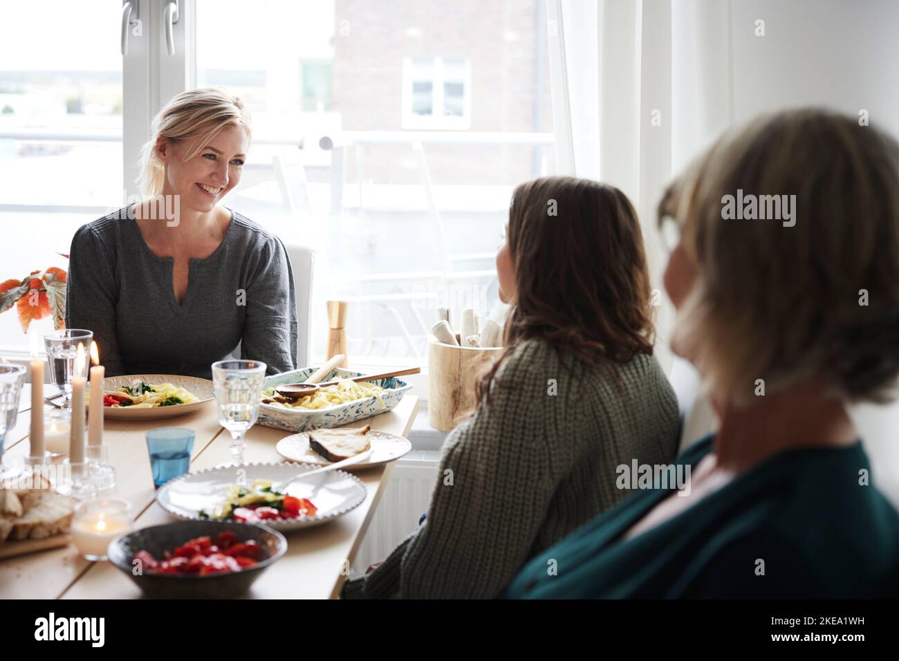 Dîner en famille à la maison Banque D'Images