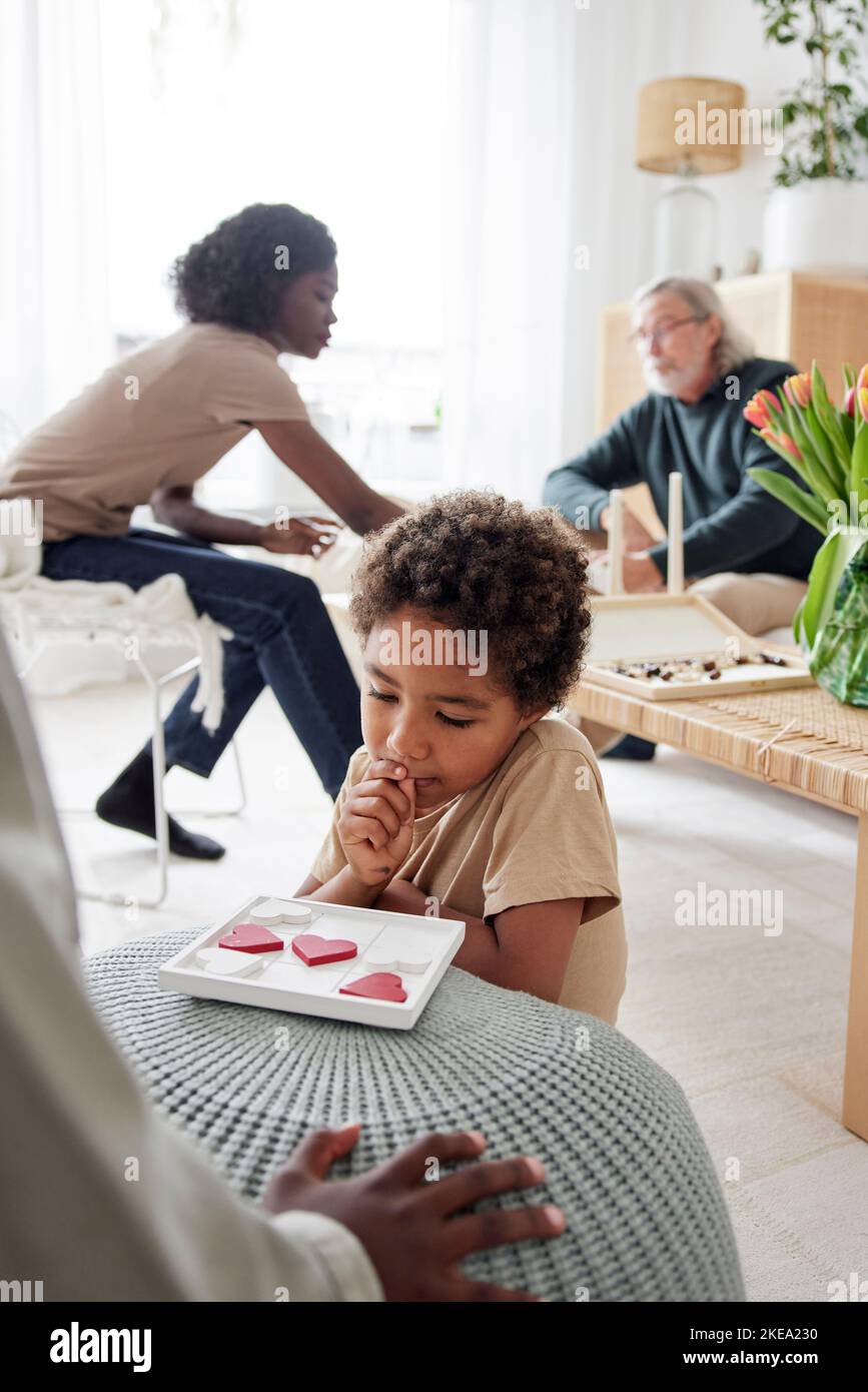 Détente en famille et jeux à la maison Banque D'Images