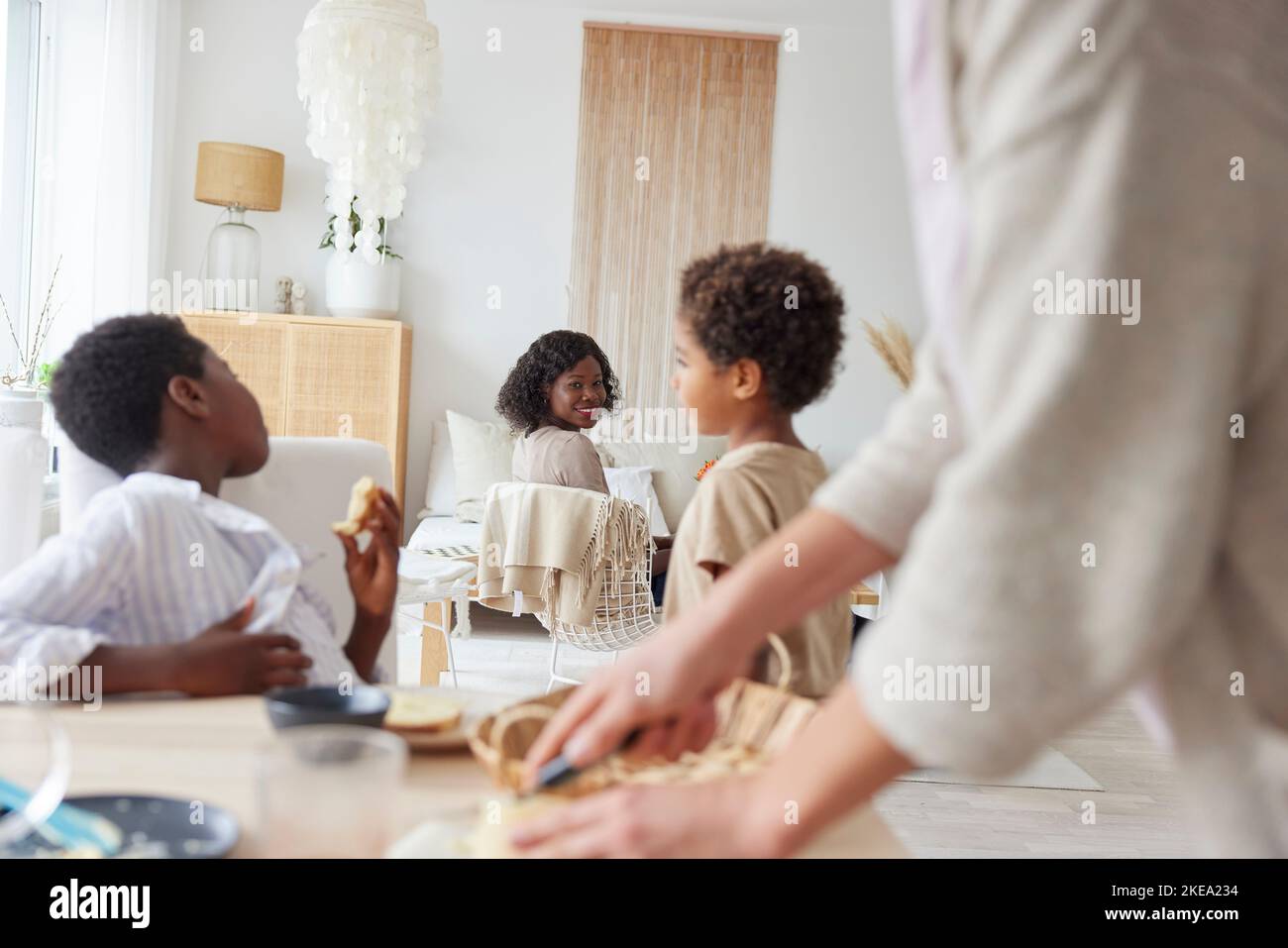 Famille travaillant et prenant un repas à la maison Banque D'Images