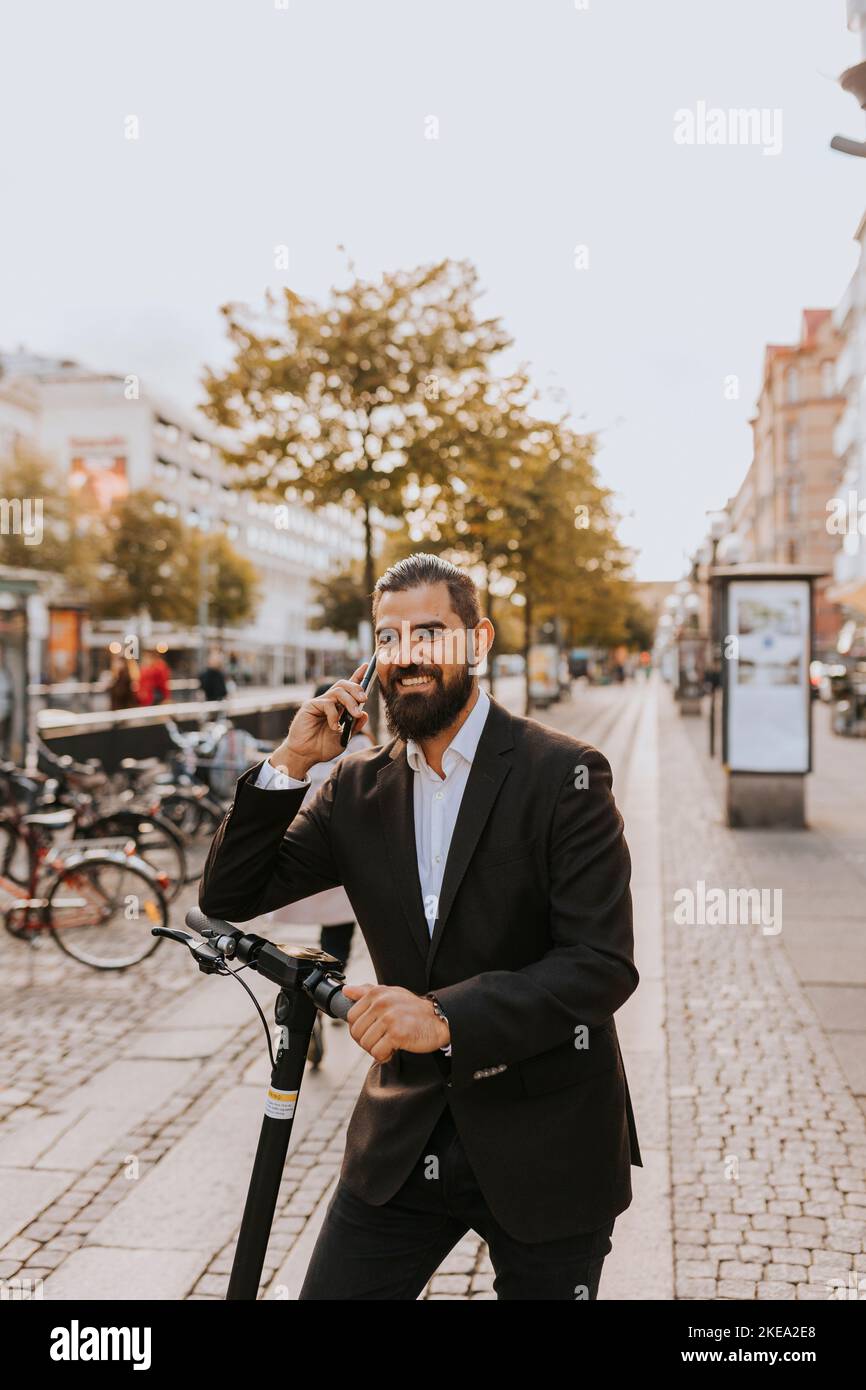 Smiling businessman on the phone Banque D'Images
