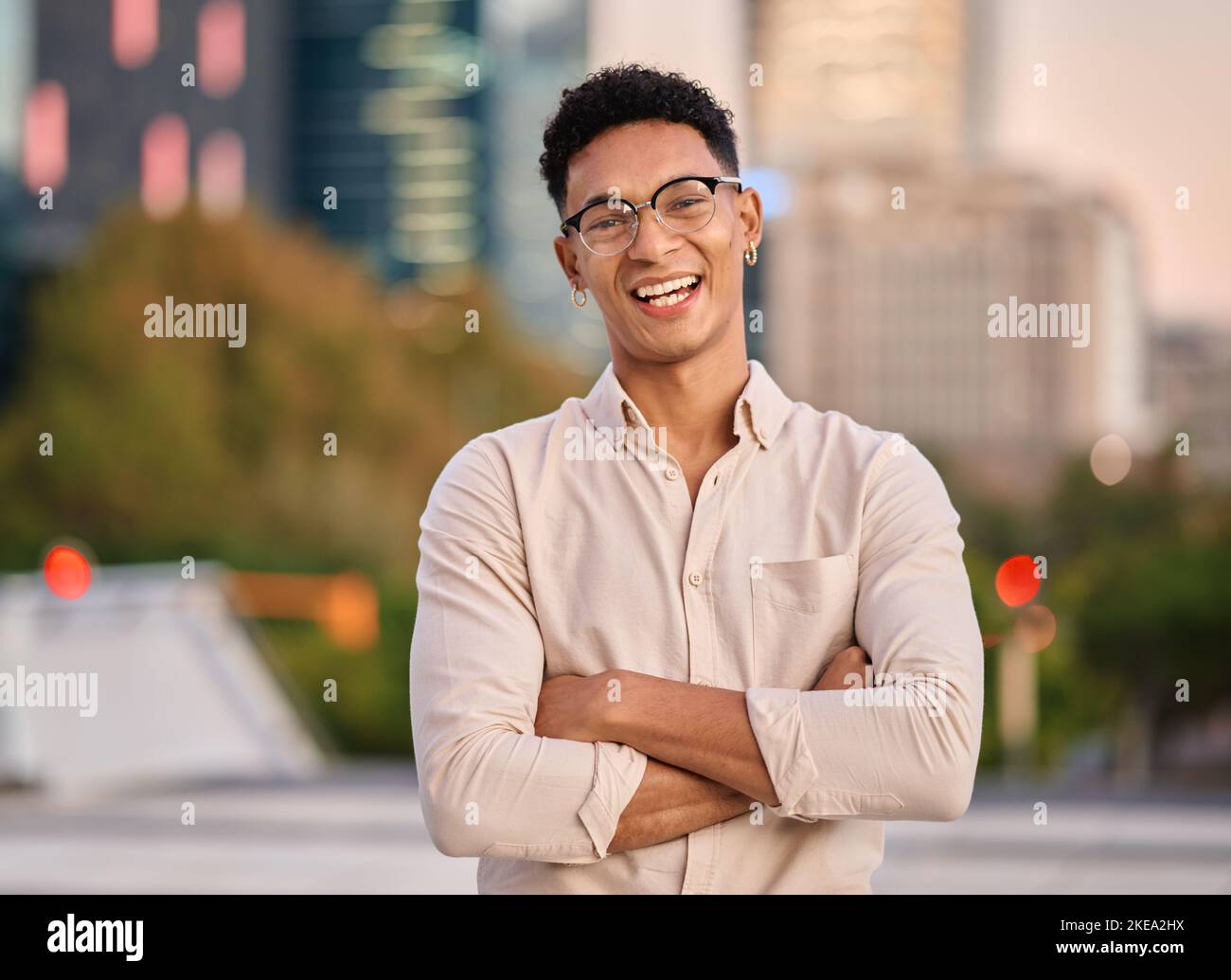 Homme d'affaires, ville et sourire portrait d'un employé prêt pour le travail dans un immeuble de bureaux urbains. Un homme d'affaires brésilien enthousiaste, heureux et souriant Banque D'Images
