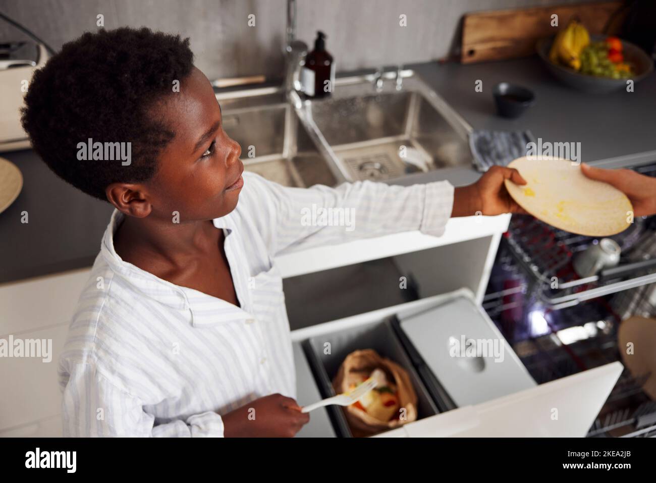 Mère et fils lave-vaisselle Banque D'Images