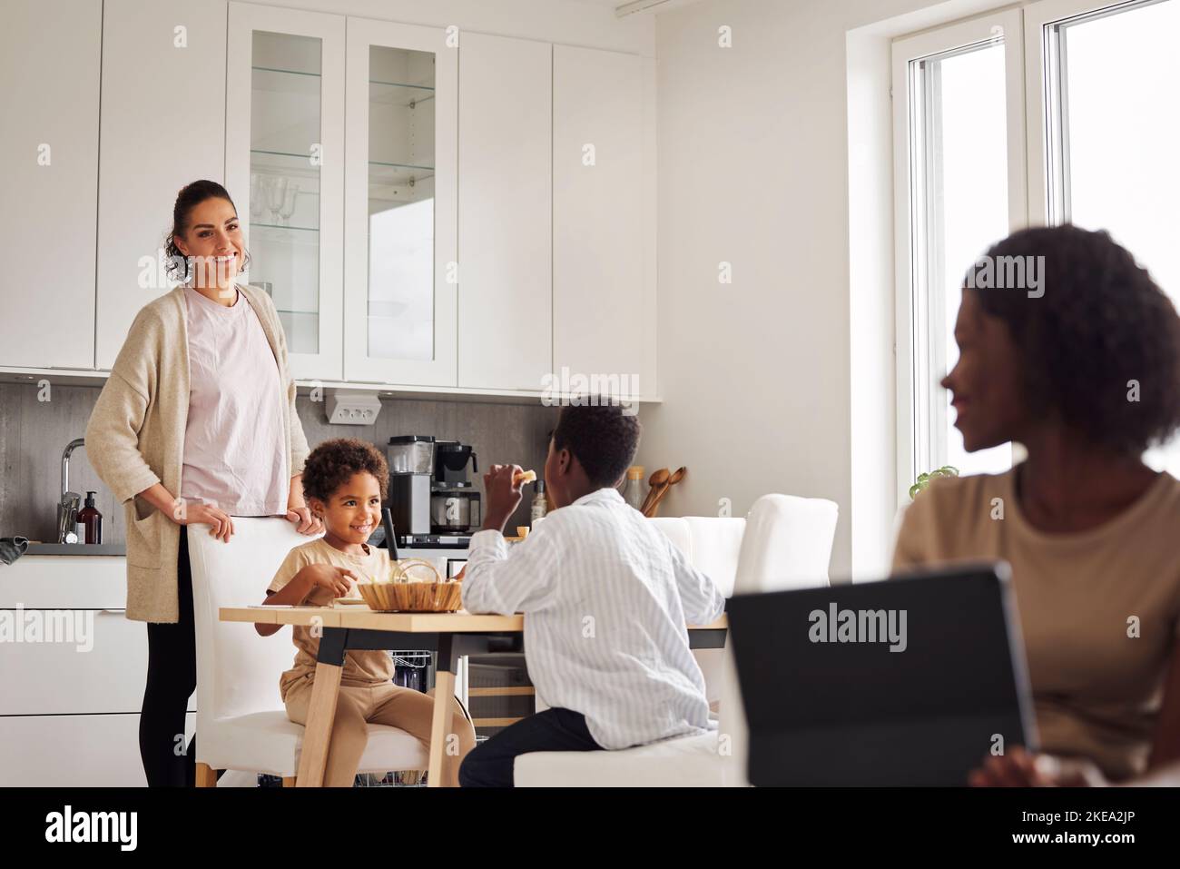 Famille travaillant et faisant des tâches à la maison Banque D'Images