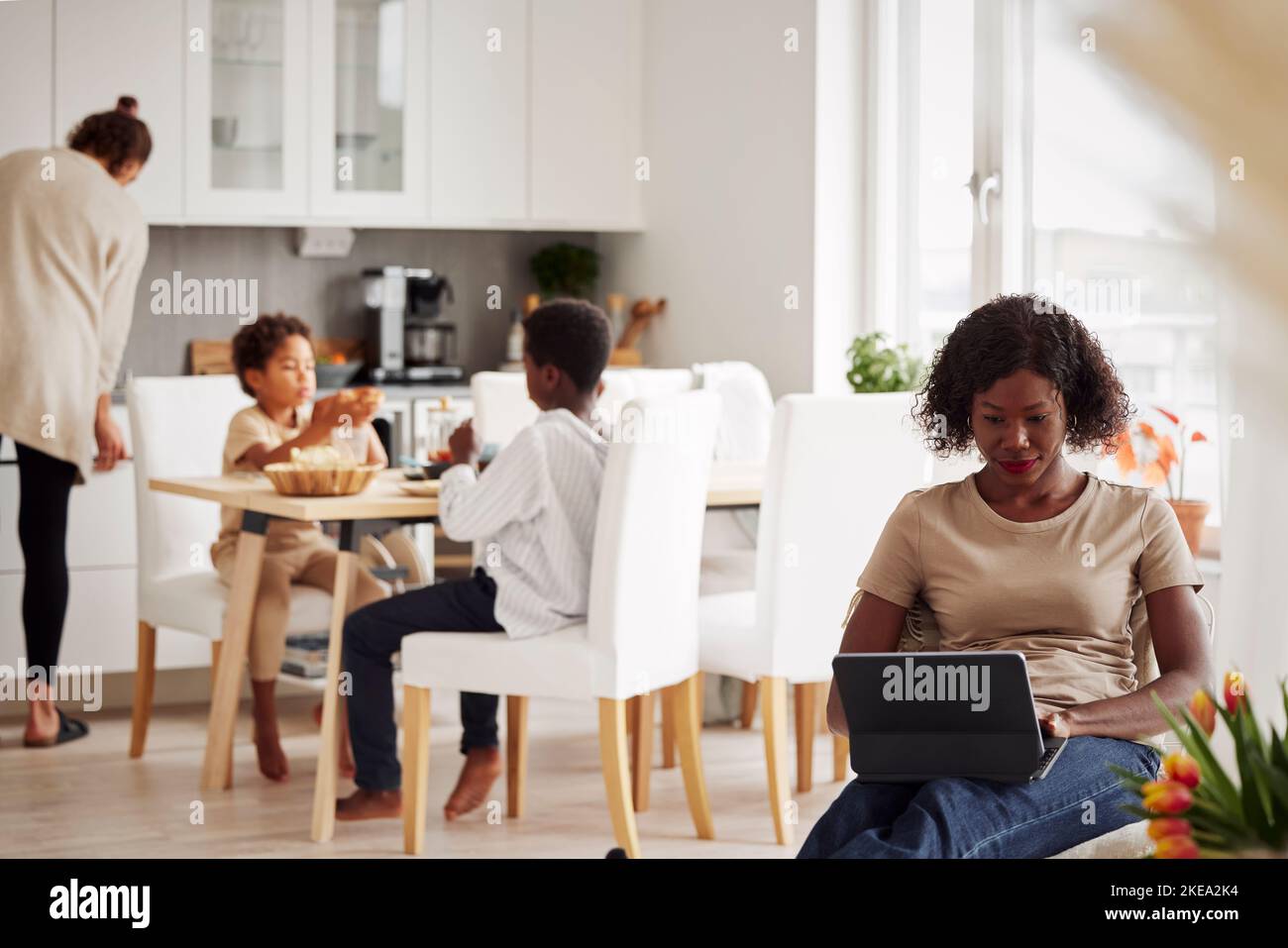 Famille travaillant et faisant des tâches à la maison Banque D'Images