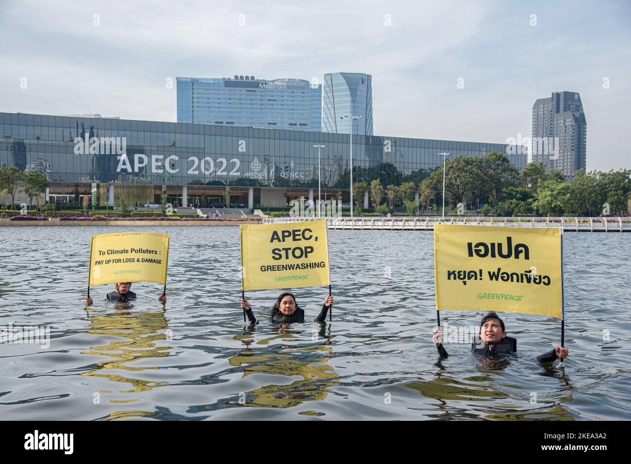 Bangkok, Thaïlande. 11th novembre 2022. Les militants de Greenpeace tiennent des placards à l'intérieur d'un étang du parc Benjakitti près du Centre national des congrès de la Reine Sirikit pendant la manifestation. Les militants de Greenpeace Thaïlande appellent les dirigeants de l'APEC qui assisteront au prochain sommet de l'APEC à Bangkok le 18-19 novembre pour se concentrer sur la crise climatique et mettre en œuvre des politiques économiques pour contrer les pertes et les dommages subis par les communautés lourdement touchées par la crise climatique. (Photo de Peerapon Boonyakiat/SOPA Images/Sipa USA) crédit: SIPA USA/Alay Live News Banque D'Images