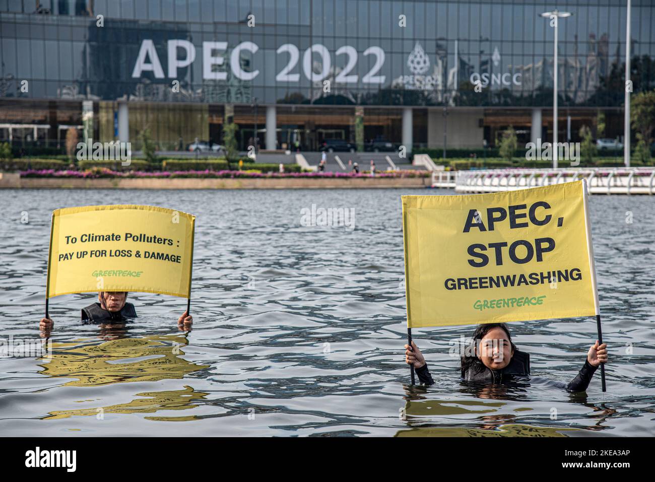 Bangkok, Thaïlande. 11th novembre 2022. Les militants de Greenpeace tiennent des placards à l'intérieur d'un étang du parc Benjakitti près du Centre national des congrès de la Reine Sirikit pendant la manifestation. Les militants de Greenpeace Thaïlande appellent les dirigeants de l'APEC qui assisteront au prochain sommet de l'APEC à Bangkok le 18-19 novembre pour se concentrer sur la crise climatique et mettre en œuvre des politiques économiques pour contrer les pertes et les dommages subis par les communautés lourdement touchées par la crise climatique. (Photo de Peerapon Boonyakiat/SOPA Images/Sipa USA) crédit: SIPA USA/Alay Live News Banque D'Images