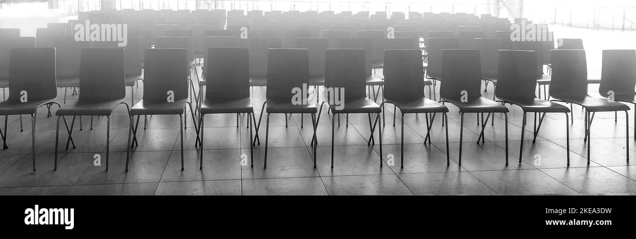 La salle de conférence avec chaises, sol en béton et fenêtres. Mise au point sélective Banque D'Images