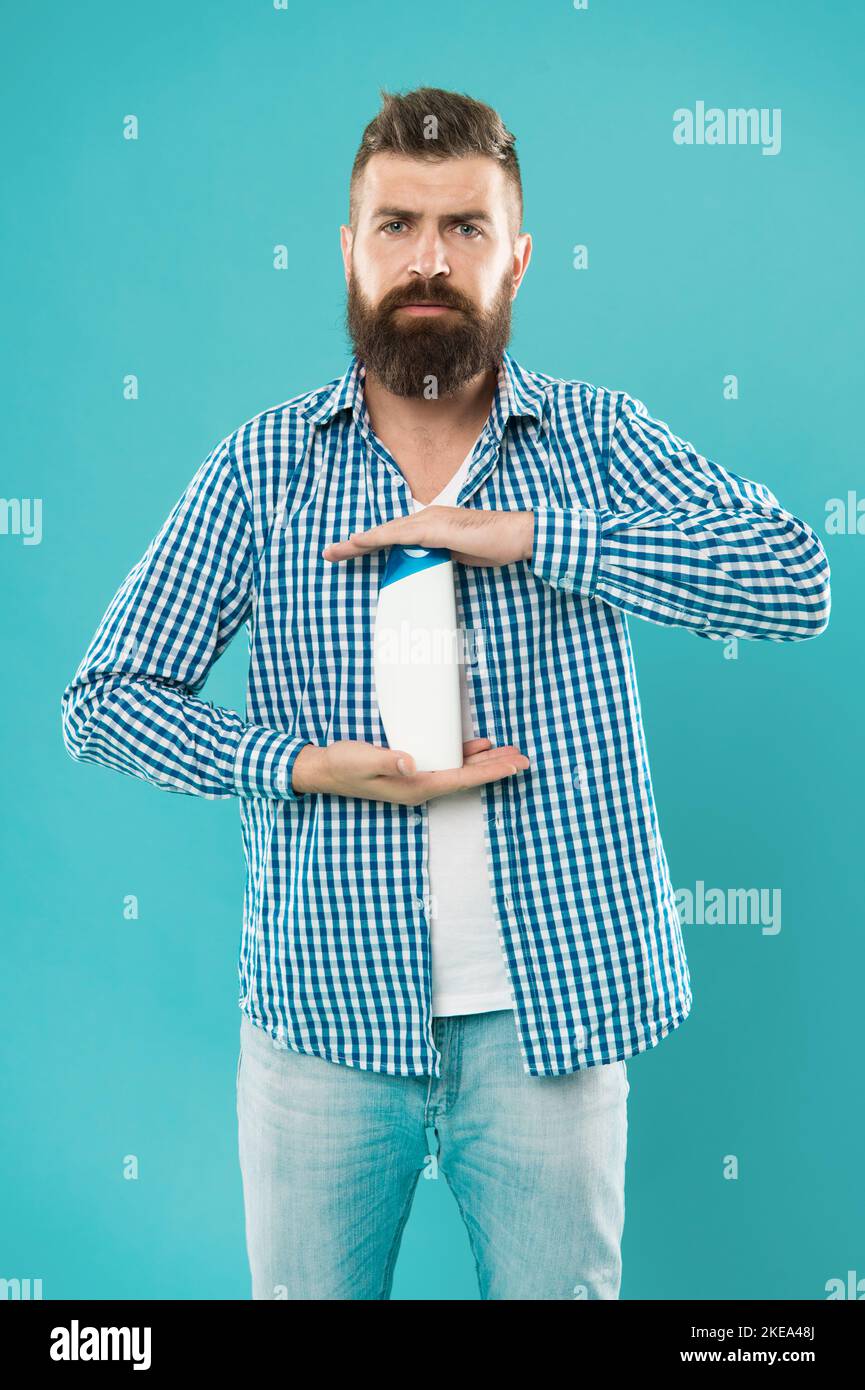 Bouteille de shampooing Man Hold. Le shampooing et l'après-shampooing que vous choisissez peuvent faire toute la différence dans les cheveux en commençant directement à la racine. Hygiène personnelle. Soins capillaires Banque D'Images Bouteille de shampooing Man Hold. Le shampooing et l'après-shampooing que vous choisissez peuvent faire toute la différence dans les cheveux en commençant directement à la racine. Hygiène personnelle. Soins capillaires Banque D'Images
