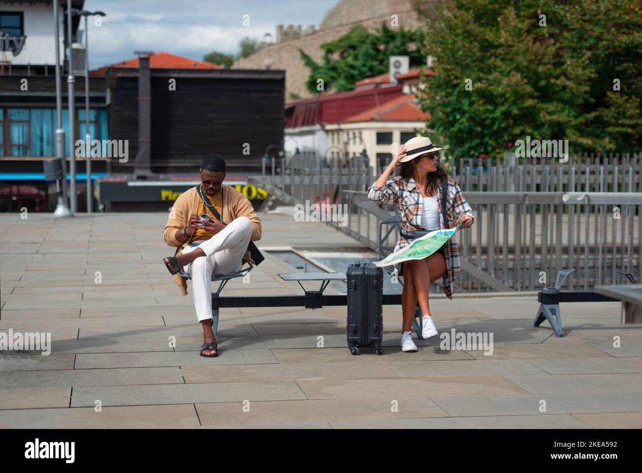 Hommes et femmes touristes assis sur un banc. Faire une pause après avoir fait une pause toute la journée Banque D'Images