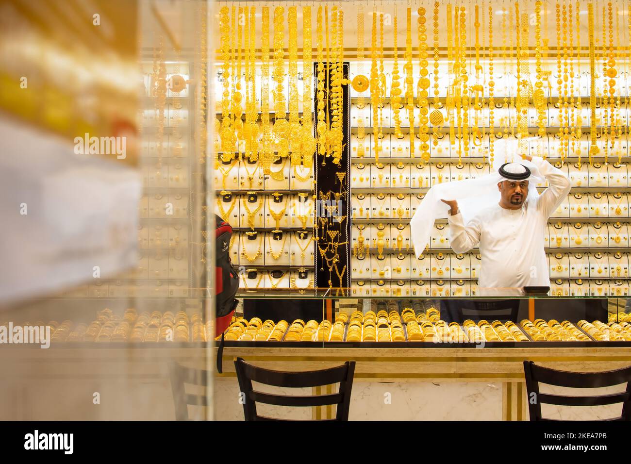 Dubai, Émirats Arabes Unis - 12th octobre 2022 : le vendeur arabe invite à son magasin d'or à échanger et acheter de l'or dans le bain d'or dans le vieux Dubaï Banque D'Images