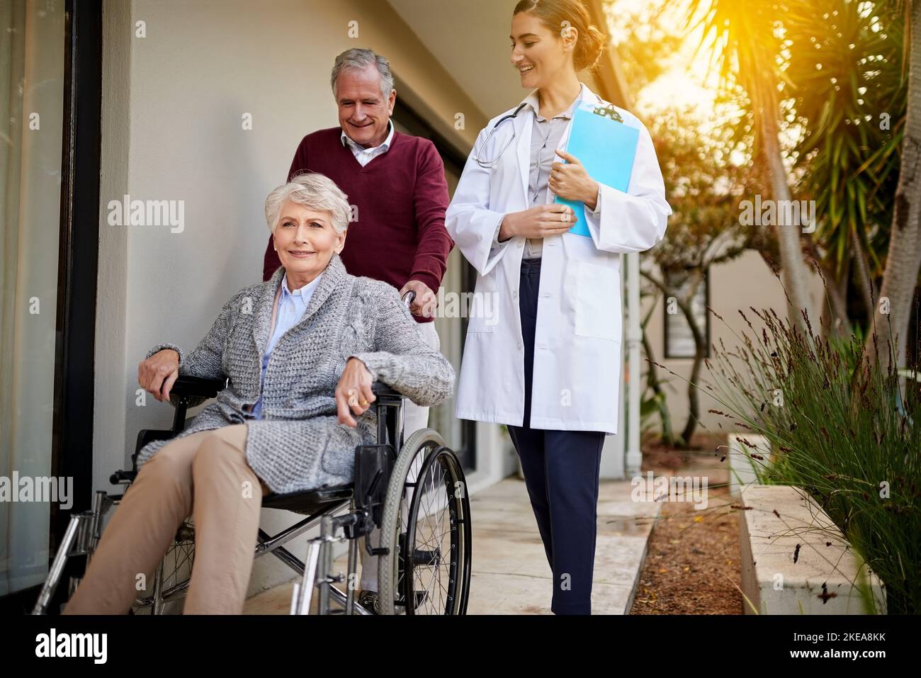 Seuls les meilleurs soins sont assez bons pour ses patients. Un couple de personnes âgées et une infirmière à l'extérieur d'un foyer de soins infirmiers. Banque D'Images