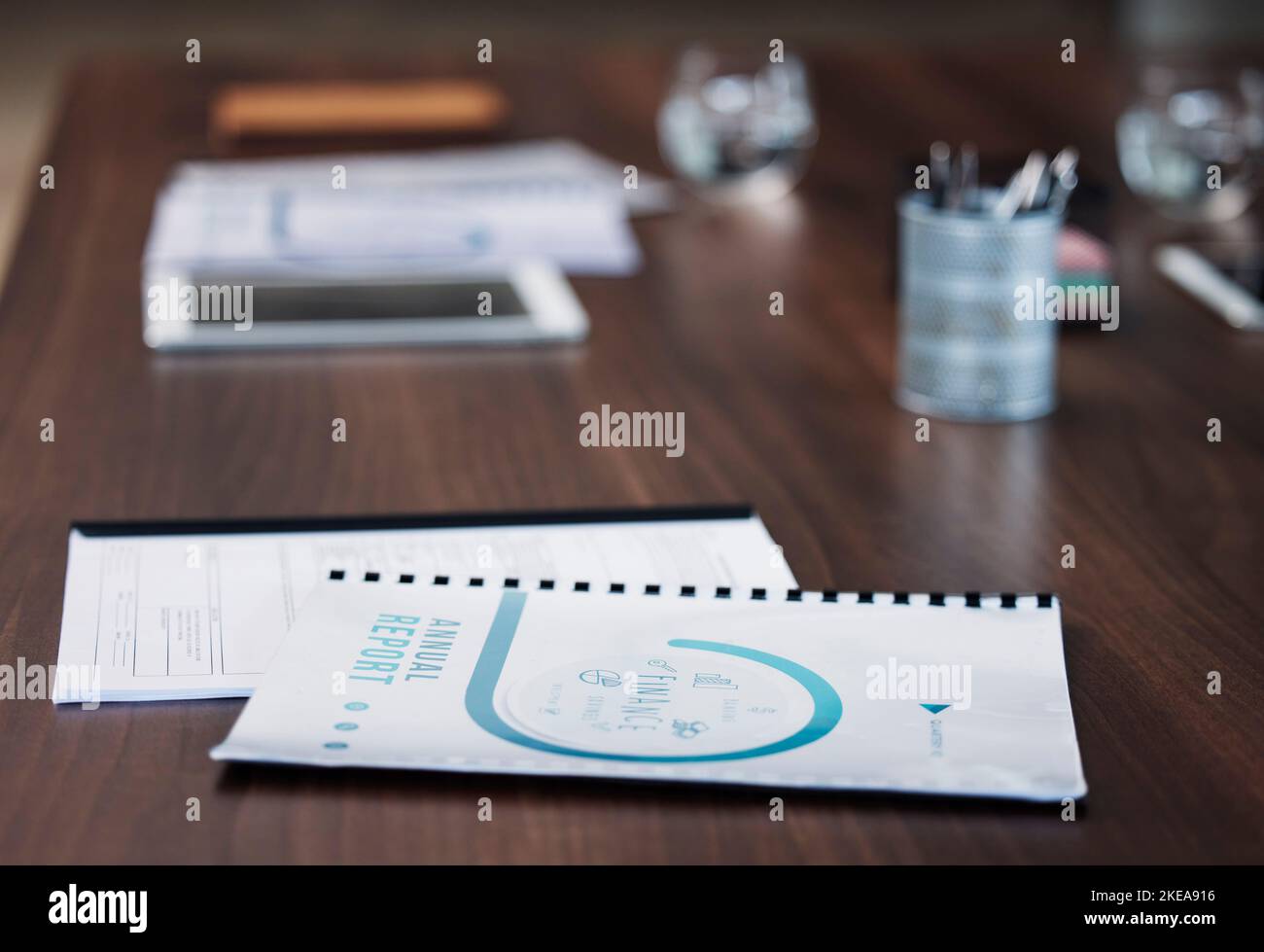 Documents, carnets et portefeuille financier avec dossiers financiers des données sur la croissance des investissements d'une entreprise. Rapports de recherche, de budget ou d'entreprise avec Banque D'Images