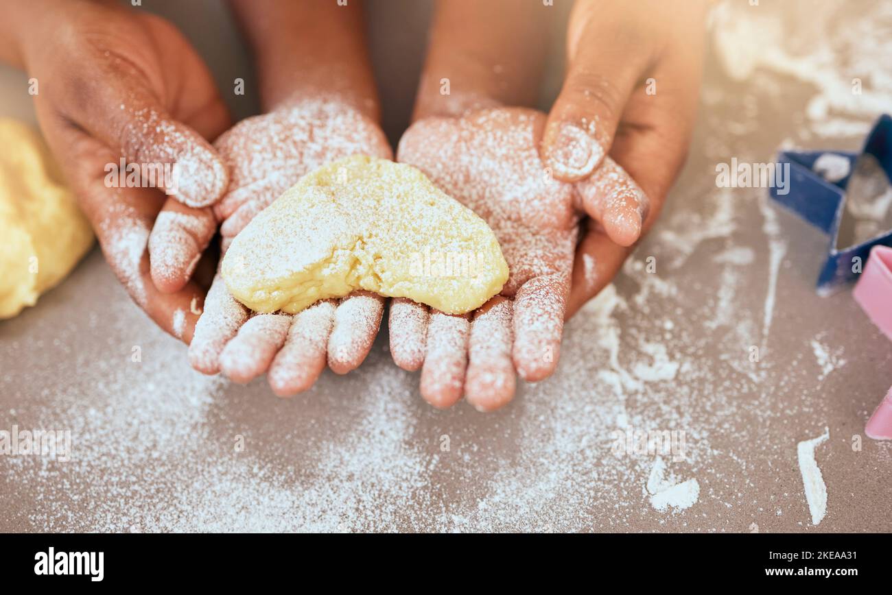 Cœur, amour avec les mains et cuire avec la pâte, l'enseignement et l'apprentissage de la pâtisserie, parent et enfant ensemble faire des biscuits. Famille, liaison et apprentissage Banque D'Images