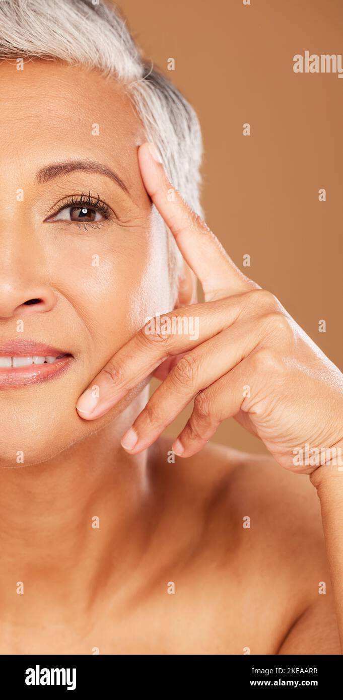 Vieille femme, beauté et demi-portrait en studio isolé sur fond marron. Maquillage de luxe, cosmétiques et retraite femme modèle pensée Banque D'Images