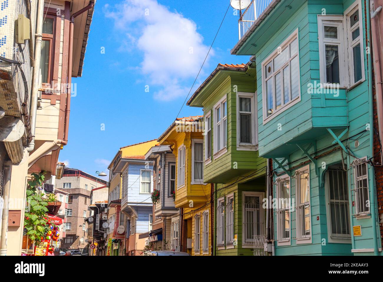 ISTANBUL/TURQUIE - 09 juillet 2022: Quartier d'istanbul avec des maisons colorées Banque D'Images
