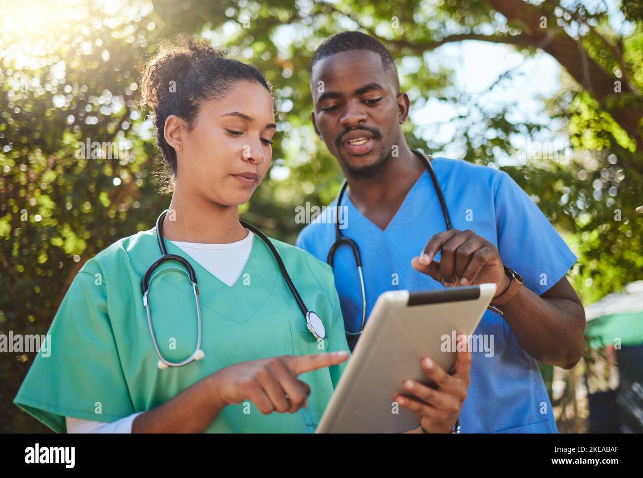 Collaboration médicale, infirmière et médecin avec les résultats d'examen de consultation de tablette des soins de santé des patients. Employés de la clinique, rendez-vous à l'hôpital et un Banque D'Images