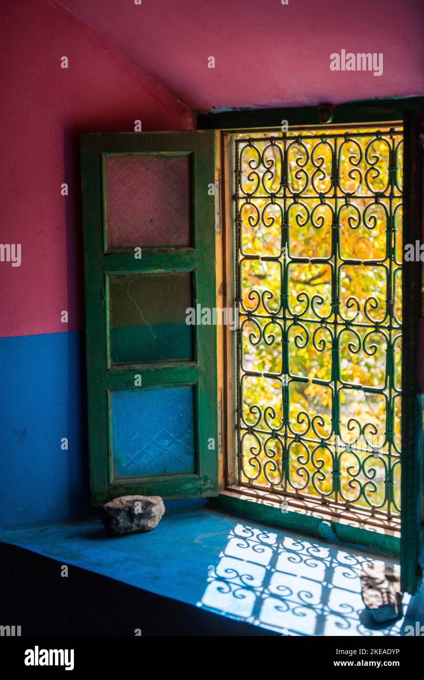 La lumière du soleil coule à travers une fenêtre dans un village berbère, au Maroc Banque D'Images