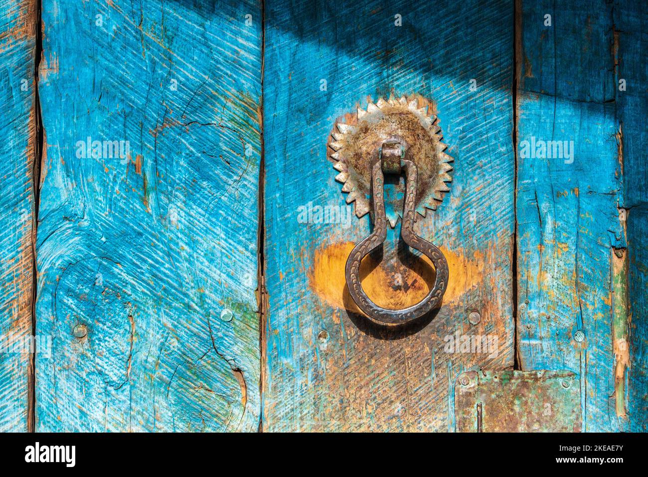 Heurtoir de porte décoratif dans un village berbère, montagnes de l'Atlas, Maroc Banque D'Images