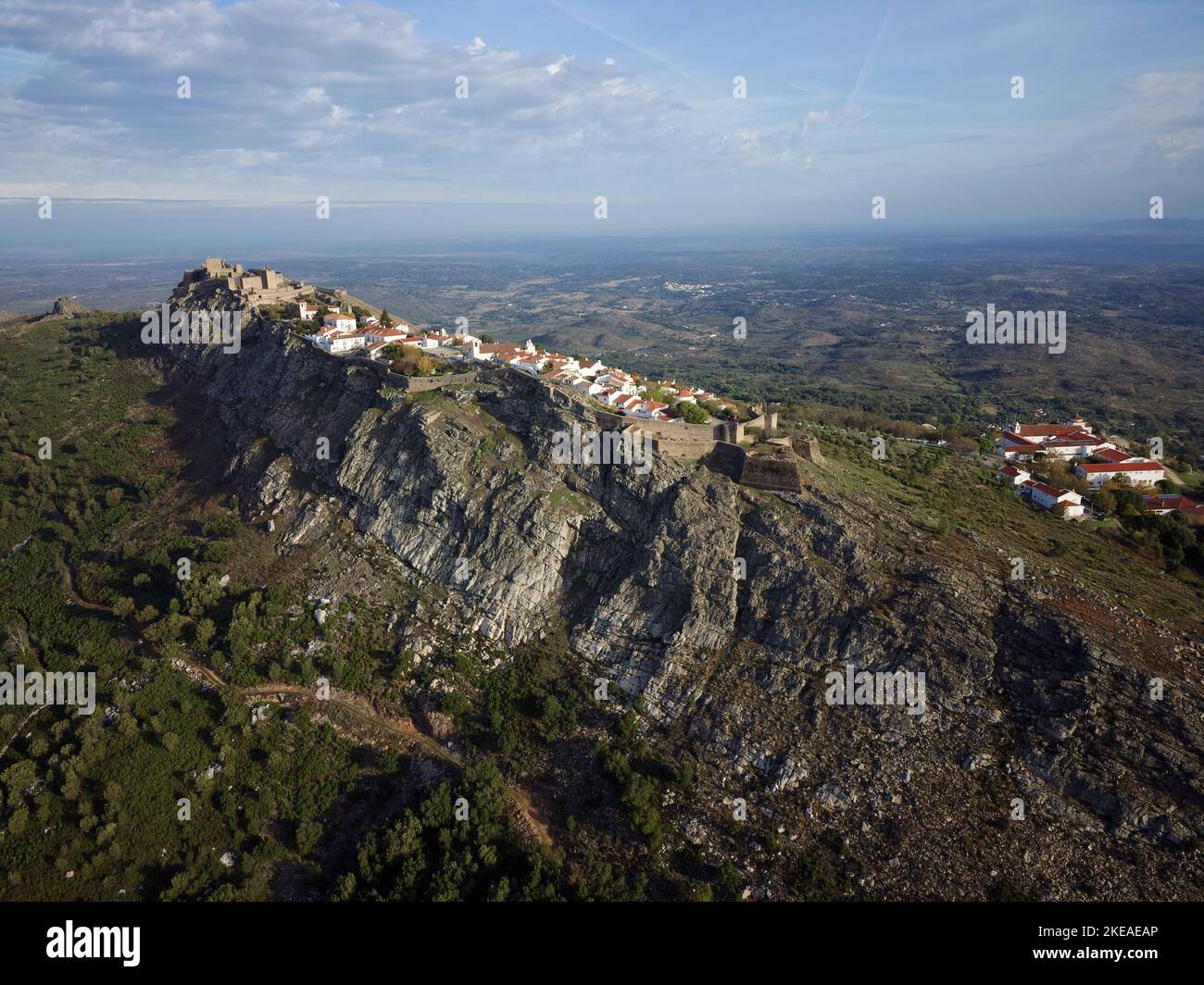 Vue aérienne sur Marvao, villages historiques du Portugal. Château et vieille ville à l'intérieur d'un mur fortifié sur la falaise d'une montagne. Le tourisme rural. Banque D'Images