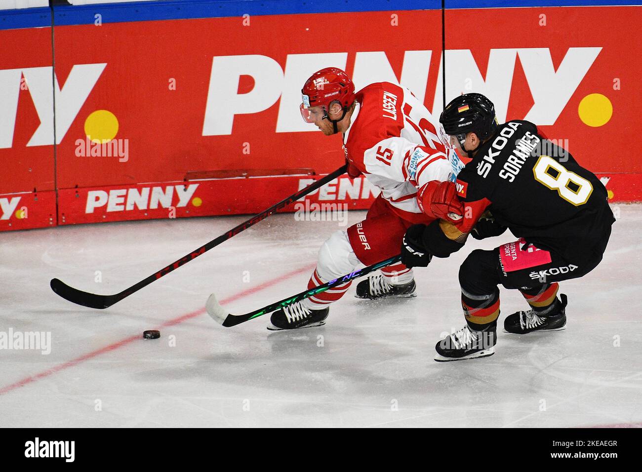 KREFELD, ALLEMAGNE - 10 NOVEMBRE 2022 : LASSEN Matias, SORAMIES Samuel. Coupe Deutschland 2022, le jeu Allemagne - Danemark à Yayla-Arena Banque D'Images