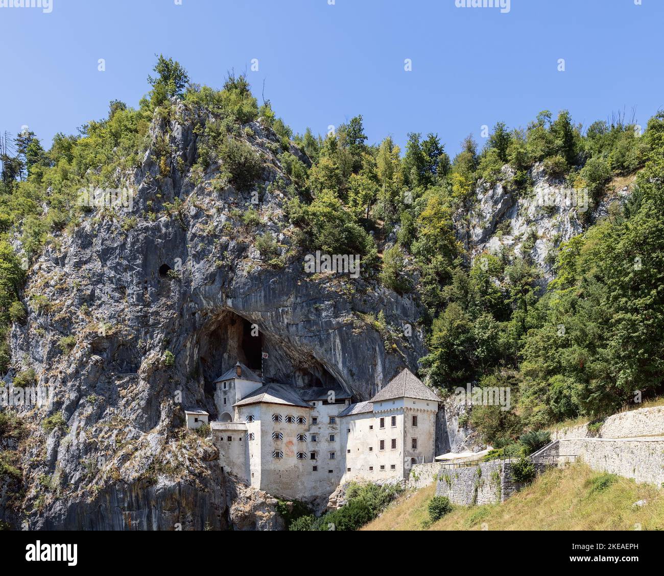 Dans la culture populaire, la reconstruction du château de Predjama (Grad de Predjamski) a été faite dans la carte de château pour le jeu Counter-Strike: Global offensive Banque D'Images