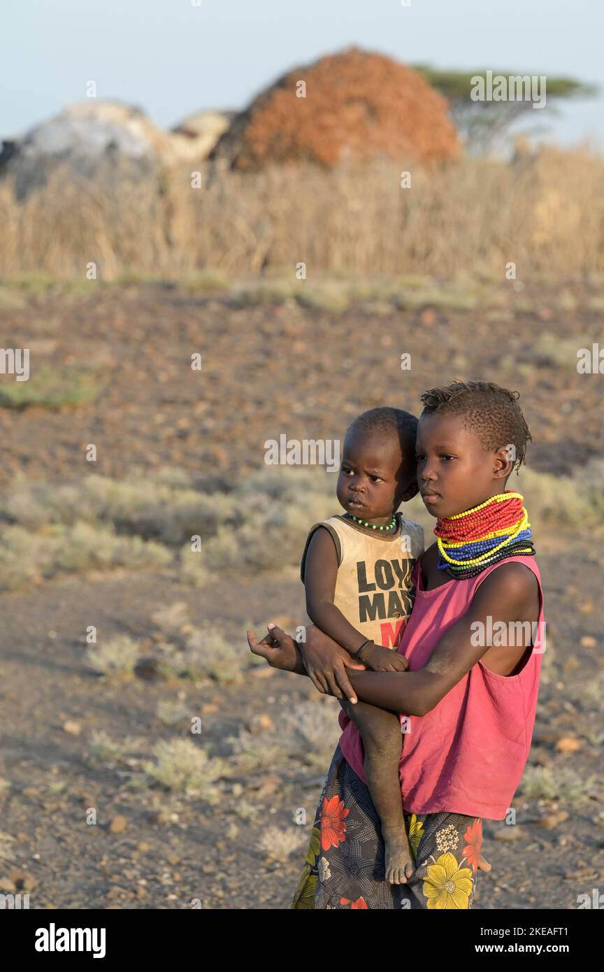 KENYA, Turkana, village Nariokotome, Turkana enfants, la région souffre de manque de pluie depuis plusieurs années / KENIA, Turkana, Dorf Nariokotome, Turkana Kinder, die région leidet seit Jahren unter Düre Banque D'Images